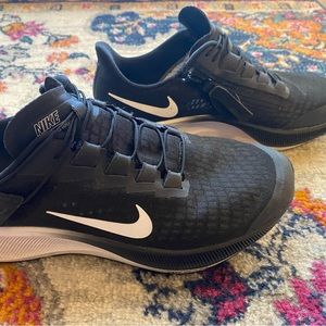 Nike zoom laceless tennis shoes
